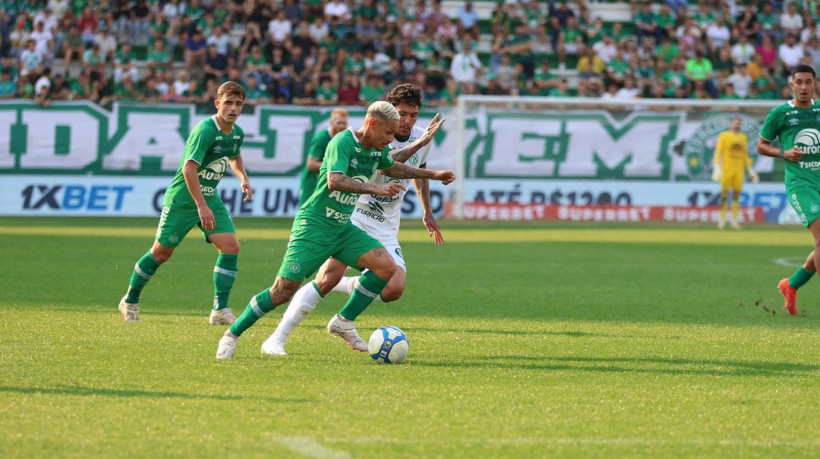 Neílton em atuação pela Chapecoense contra o Guarani pela Série B 2024