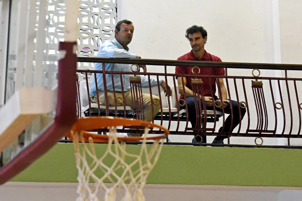 Lars Grael e Emanuel Rego assistem a jogo de basquete do ginásio das Laranjeiras, em 2018(Foto: MAILSON SANTANA/FLUMINENSE FC)