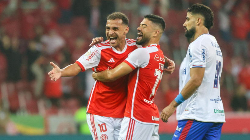 Alan Patrick e Bruno Tabata comemoram gol no jogo Internacional x Fortaleza, no Beira-Rio, pelo Campeonato Brasileiro Série A 2024