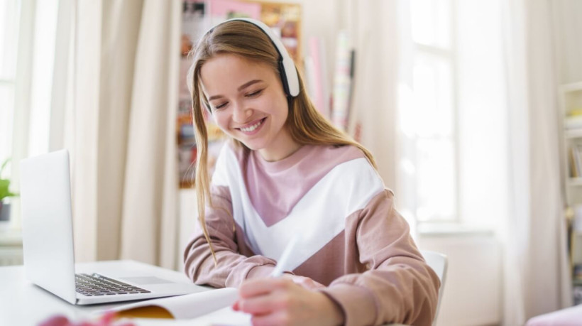 Músicas em inglês podem ajudar na memorização de palavras e na fluência do idioma (Imagem: Ground Picture | Shutterstock)