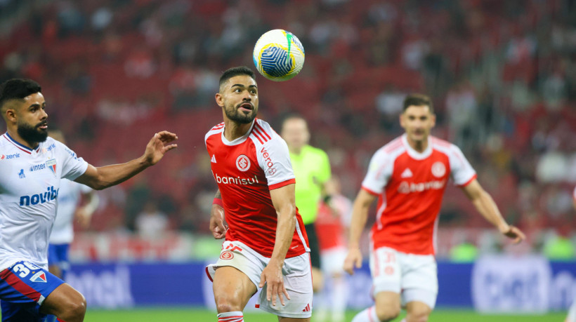 Felipe Jonatan e Bruno Tabata disputam lance no jogo Internacional x Fortaleza, no Beira-Rio, pelo Campeonato Brasileiro Série A 2024