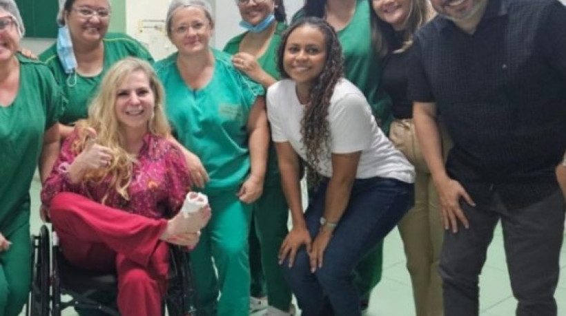 Luizianne Lins posta foto com funcionários do hospital onde foi atendida