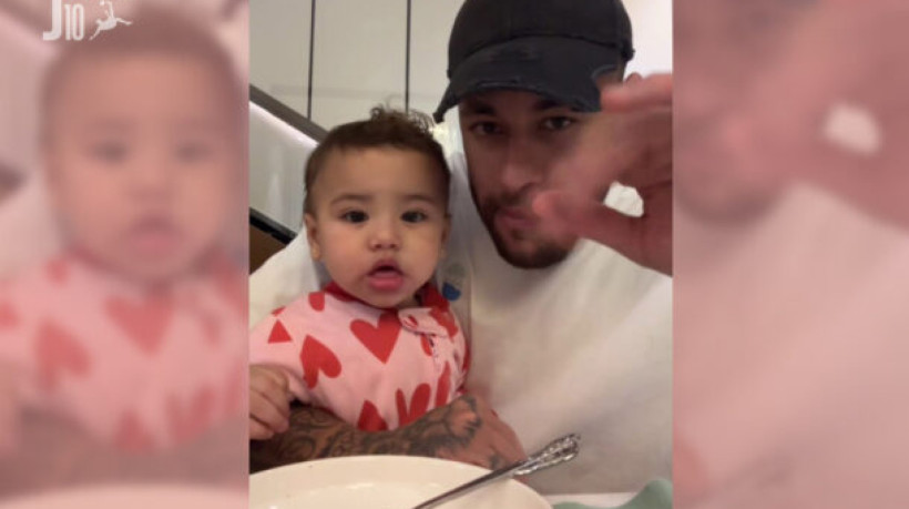 Atacante do Al-Hilal, Neymar mostrou momentos com Mavie, incluindo um momento de alimentação e também de descontração com a filha