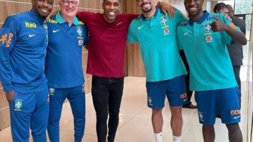 O atacante colombiano foi até o hotel da Seleção Brasileira e se reuniu com os ex-colegas de time