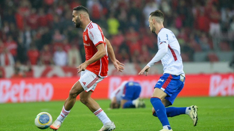 Thiago Maia e Pochettino disputam lance no jogo Internacional x Fortaleza, no Beira-Rio, pelo Campeonato Brasileiro Série A 2024