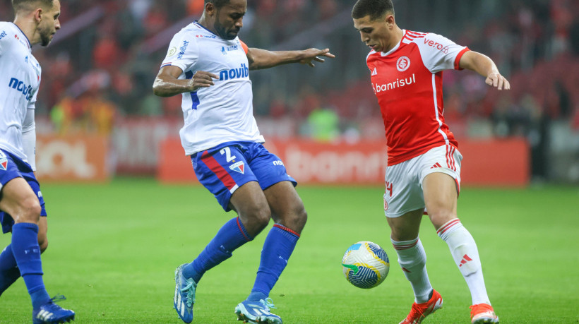 Tinga e Gabriel Carvalho disputam lance no jogo Internacional x Fortaleza, no Beira-Rio, pelo Campeonato Brasileiro Série A 2024