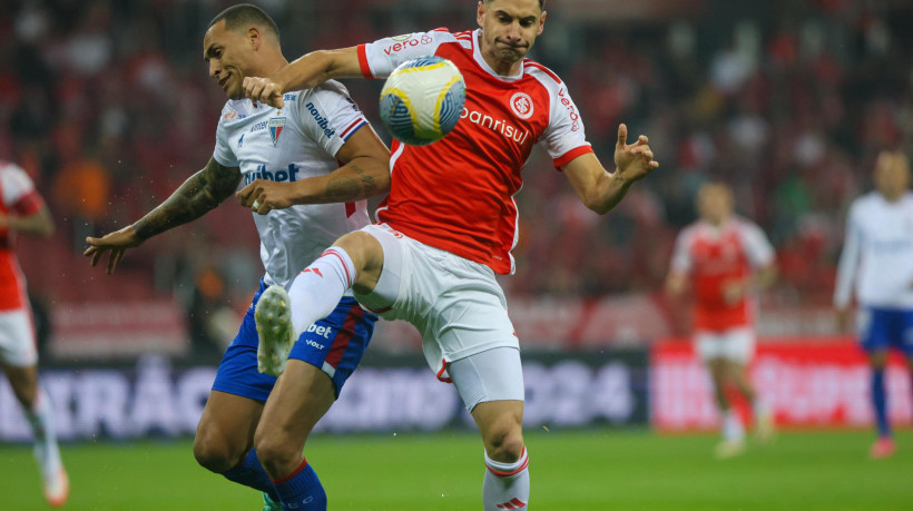 Titi e Lucas Alario disputam lance no jogo Internacional x Fortaleza, no Beira-Rio, pelo Campeonato Brasileiro Série A 2024