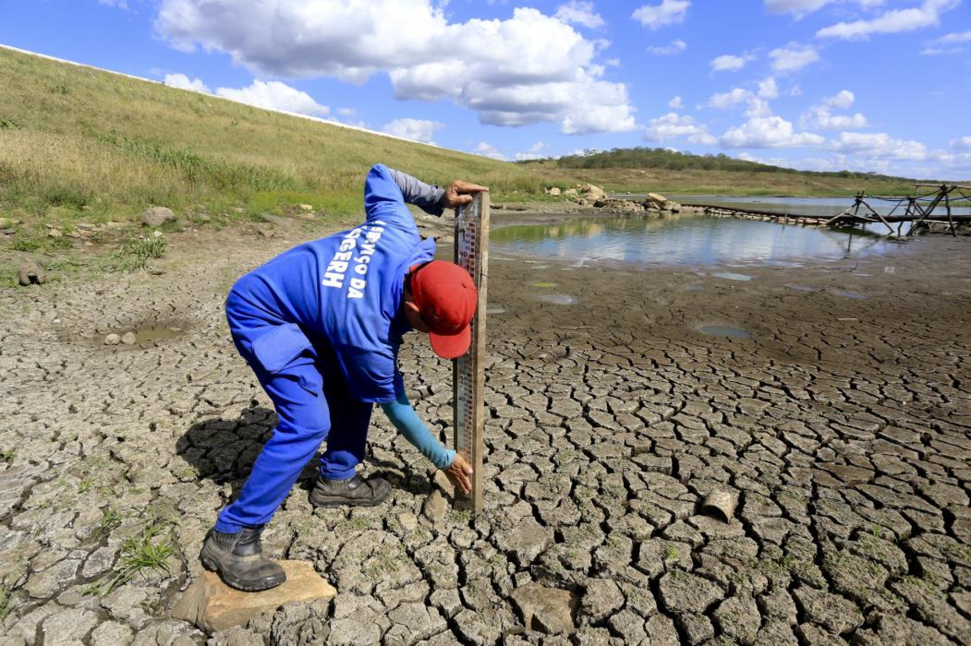 ￼FUNCIONÁRIO da Cogerh no açude Vieira, em Boa Viagem (Foto: Fábio Lima
)