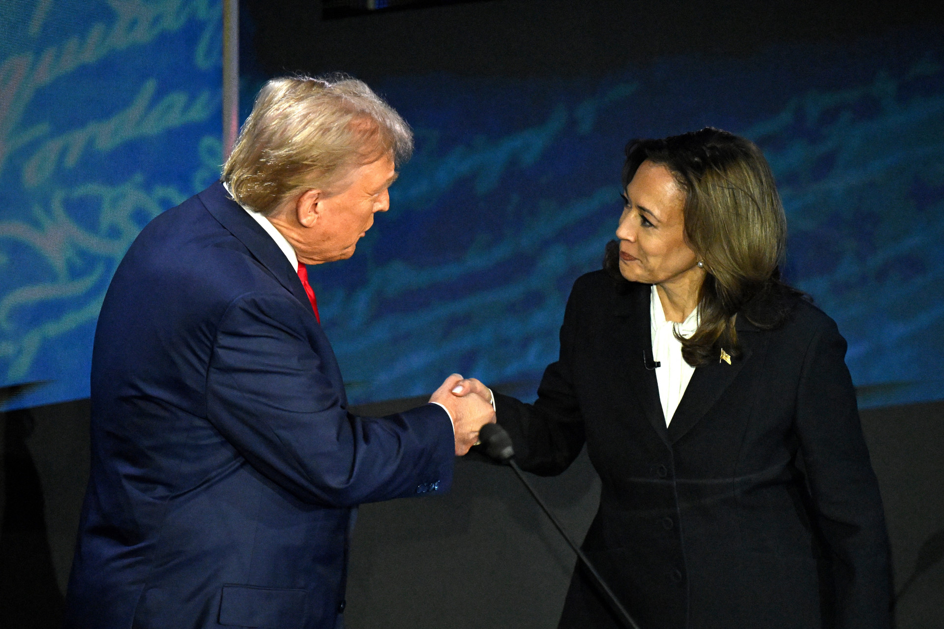 Kamala Harris e Donald Trump se enfrentaram em debate (Foto: SAUL LOEB / AFP)