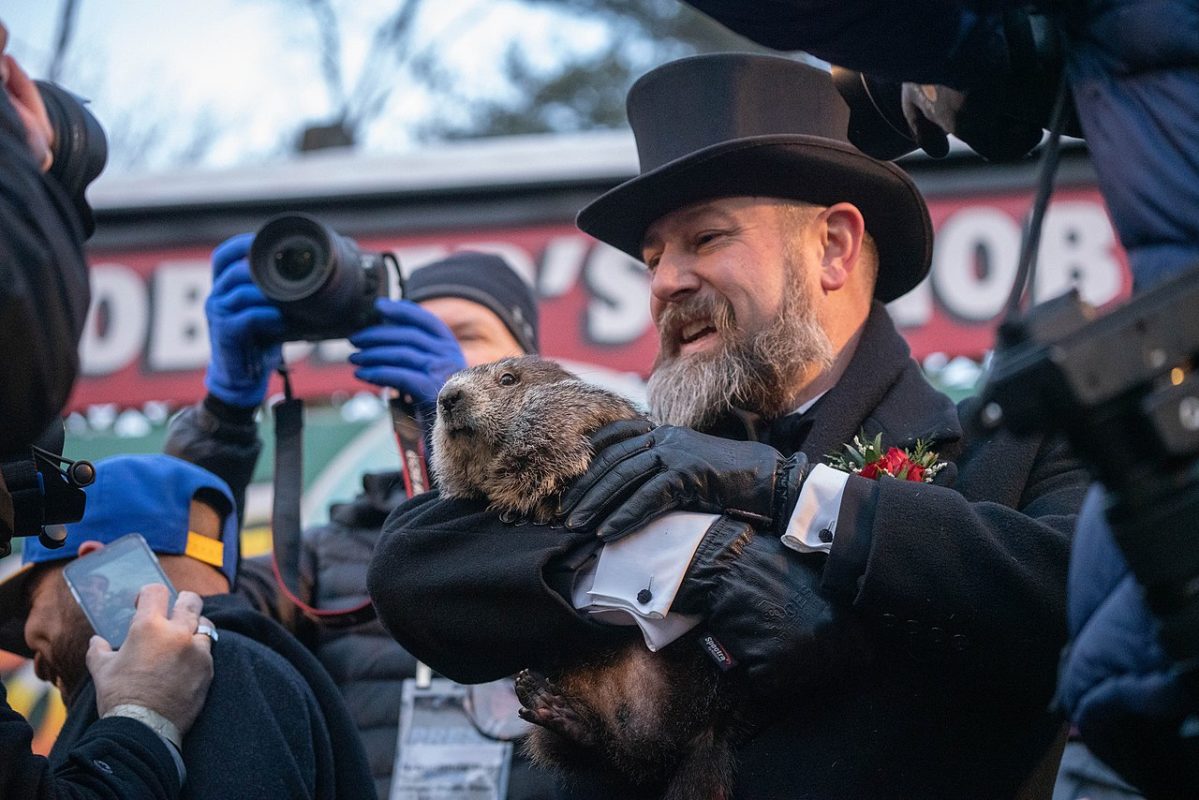 Celebrado todo dia 2 de fevereiro na cidade de Punxsutawney, nos Estados Unidos, o “Dia da Marmota” é caracterizado por um folclore local. A ideia é de que a marmota pode prever o tempo.
