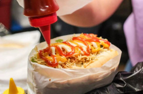 O hot dog possui variações de ingredientes ao redor do Brasil