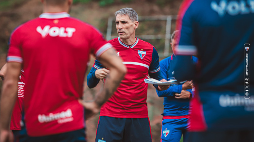 O treinador argentino Vojvoda comandando treino do Fortaleza