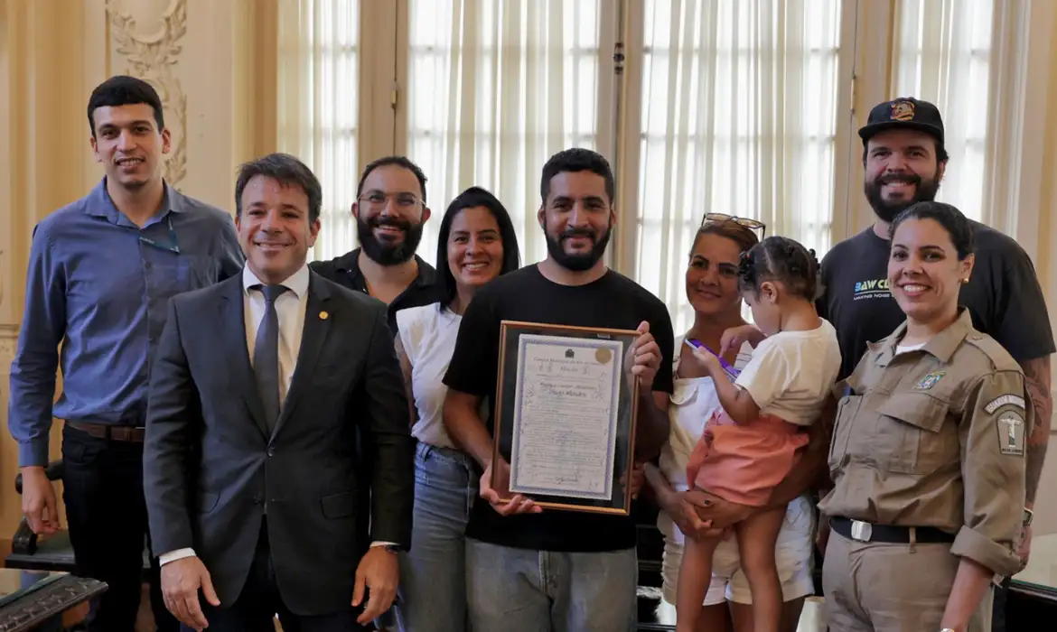  Mototaxista que salvou garoto é homenageado no Rio