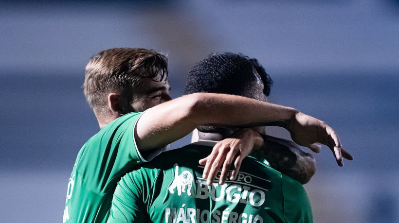 Mário Sérgio comemora gol marcado contra Ponte Preta pela Série B 2024