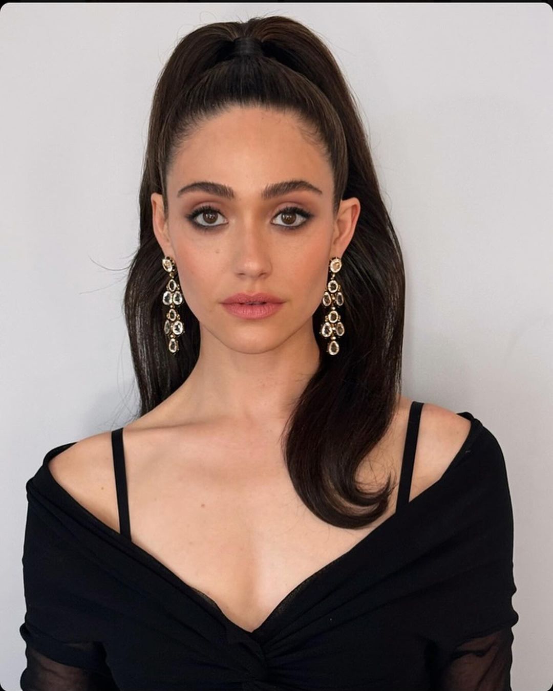 A atriz Emmy Rossum completa 38 anos no dia 12 de setembro. Ela é uma atriz e cantora versátil que já estrelou filmes, programas de TV e musicais. 