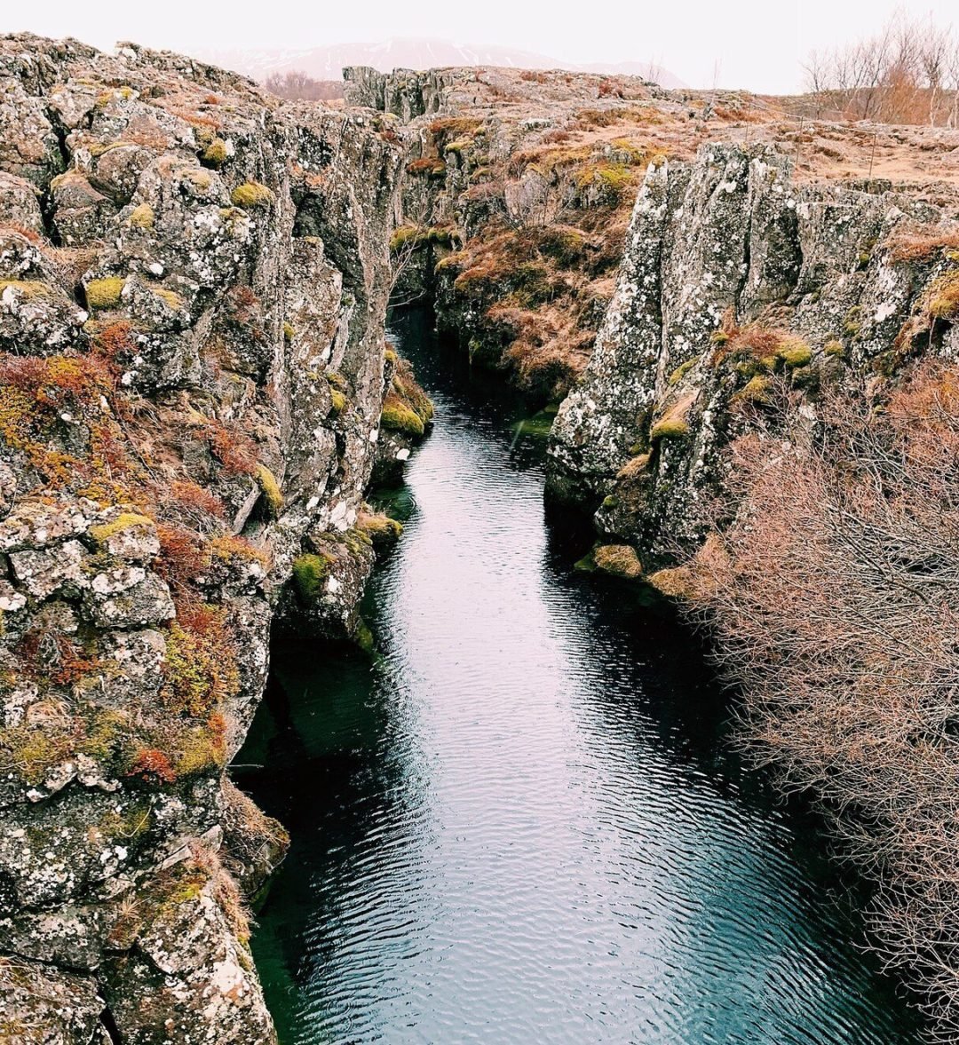 A Islândia é um lugar fascinante, onde cada cantinho reserva uma surpresa diferente e paisagens estonteantes. Um desses lugares especiais é Silfra, uma fenda entre dois continentes, onde as pessoas podem ir mergulhar.