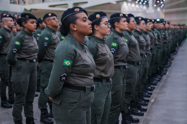 FORTALEZA, CEARÁ, 13-09-2024: Formação de policiais militares. O evento contou com a presença do Governador do Estado do Ceará, Elmano de Freitas, o Secretário de Segurança, Roberto Sá, e o Coronel Comandante-Geral da Polícia Militar do Ceará, Klênio Savyo.  (Foto: Fernanda Barros / O Povo)