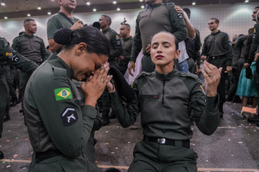 FORTALEZA, CEARÁ, 13-09-2024: Formação de policiais militares. O evento contou com a presença do Governador do Estado do Ceará, Elmano de Freitas, o Secretário de Segurança, Roberto Sá, e o Coronel Comandante-Geral da Polícia Militar do Ceará, Klênio Savyo.  (Foto: Fernanda Barros / O Povo)