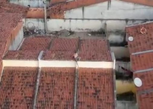 Homem foi cercado em rua localizada atrás das residências