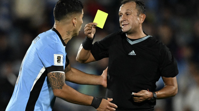 Árbitro argentino Dario Herrera durante jogo entre Uruguai e Paraguai pelas Eliminatórias da Copa