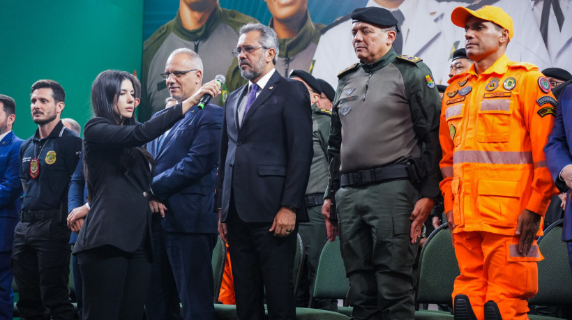 FORTALEZA, CEARÁ, 13-09-2024: Formação de policiais militares. O evento contou com a presença do Governador do Estado do Ceará, Elmano de Freitas, o Secretário de Segurança, Roberto Sá, e o Coronel Comandante-Geral da Polícia Militar do Ceará, Klênio Savyo.  (Foto: Fernanda Barros / O Povo)