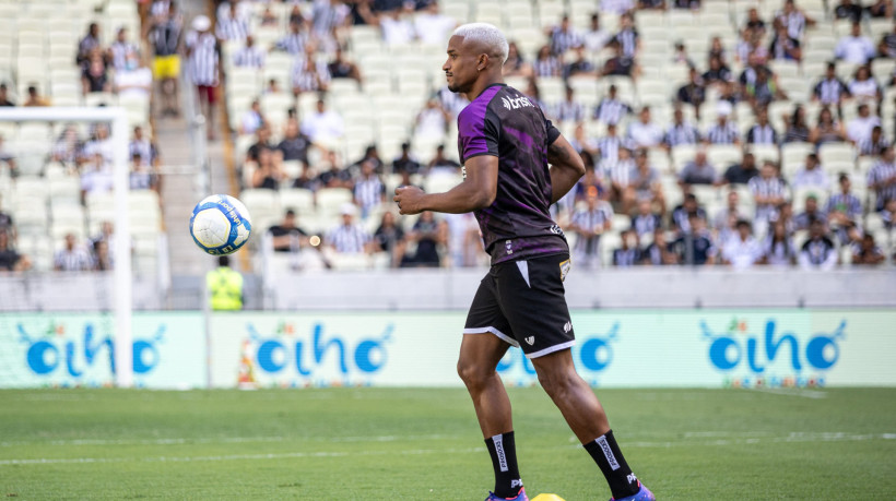 Atacante Saulo Mineiro em aquecimento antes do jogo Ceará x Operário, no Castelão, pelo Campeonato Brasileiro Série B 2024