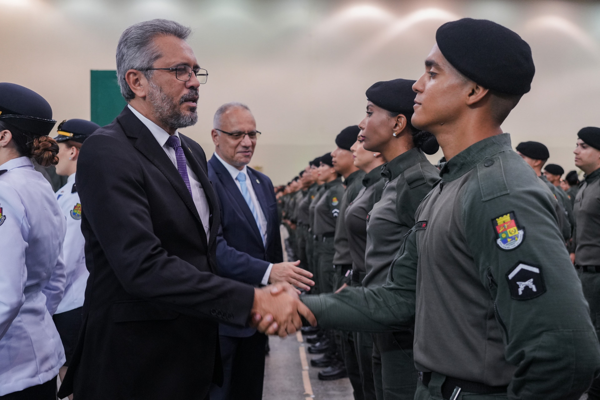 ￼ELMANO DE FREITAS foi cumprimentar os policiais após a cerimônia (Foto: FERNANDA BARROS)