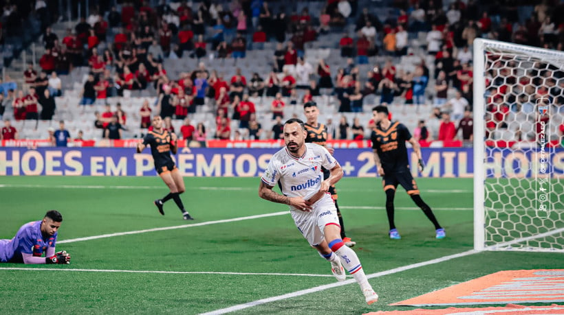 Moisés, atacante do Fortaleza, comemora gol marcado diante do Athletico