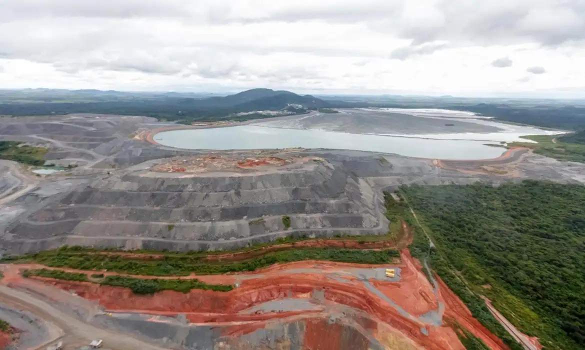 Relatório mapeia conflitos envolvendo transição energética e mineração