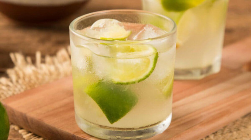 Caipirinha de cachaça e limão (Imagem: WS-Studio | Shutterstock)