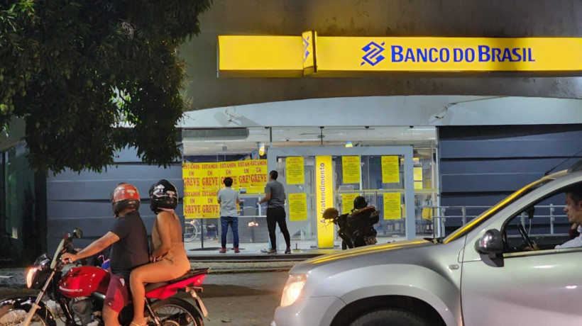 Adesivamento de agência do Banco do Brasil na avenida Osório de Paiva com o aviso de greve por tempo indeterminado