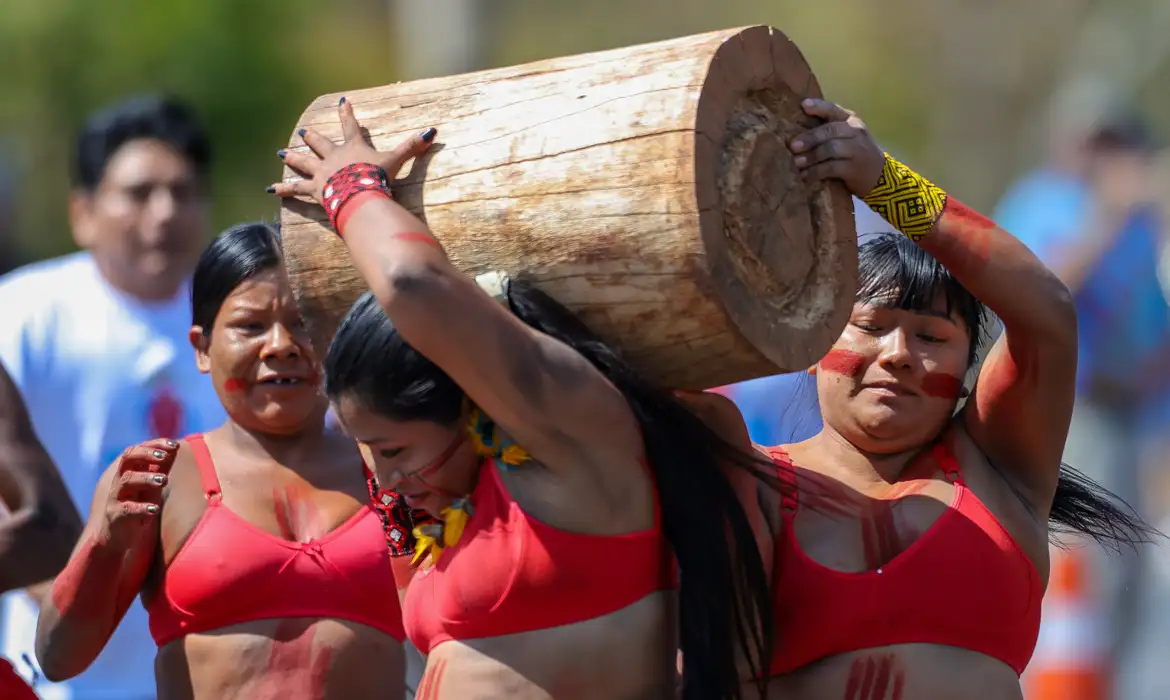 Indígenas fazem corrida de toras em defesa do cerrado