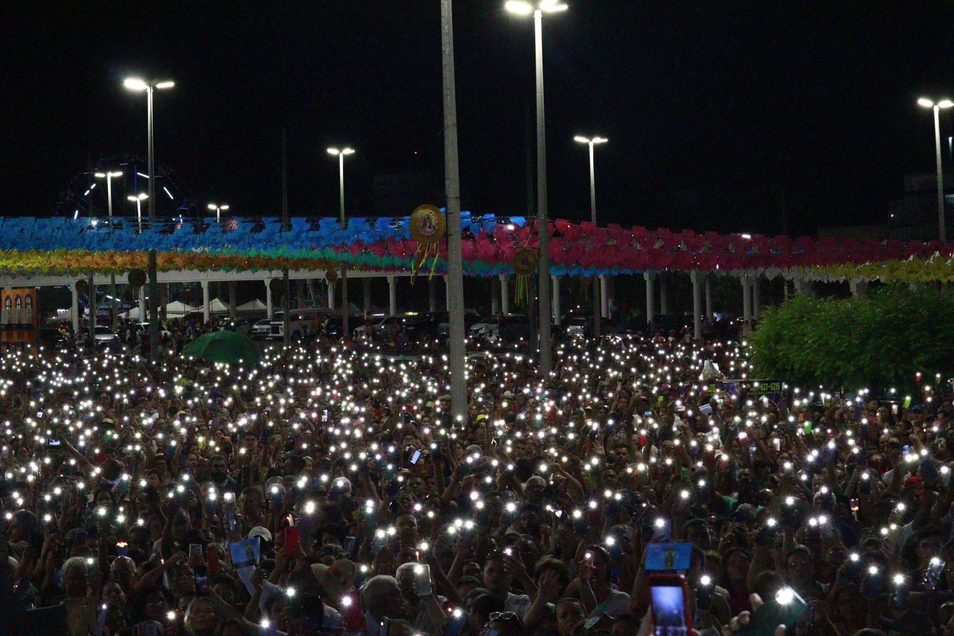 ￼MOMENTO em que fiéis acendem luzes para reverenciar a padroeira Nossa Senhora das Dores (Foto: DIVULGAÇÃO/ ASCOM DIOCESE DO CRATO)