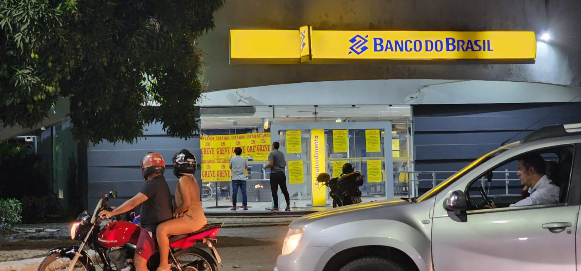 Adesivamento de agência do Banco do Brasil na avenida Osório de Paiva com o aviso de greve por tempo indeterminado (Foto: Armando de Oliveira Lima/O POVO)