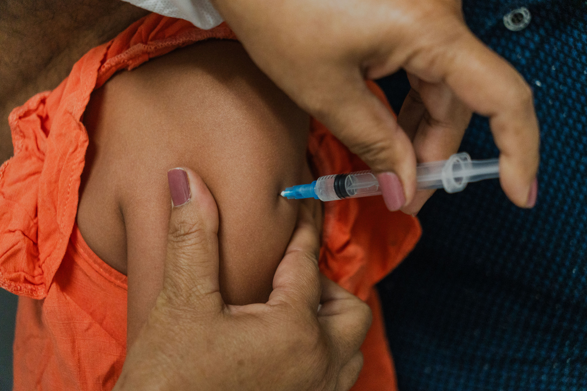 Vacinação infantil contra meningite (Foto: FERNANDA BARROS)