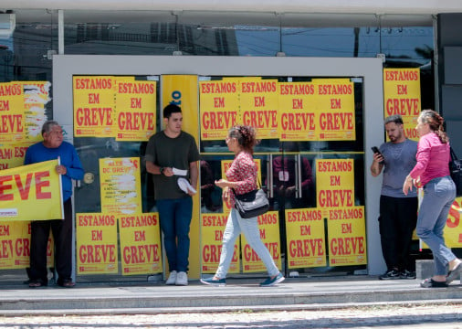 FORTALEZA, CEARÁ, BRASIL, 16-09-2024: Condições e movimentação de pessoas no primeiro dia da Greve dos bancários do Banco do Brasil na agência da Osório de Paiva. (Foto: Samuel Setubal/ O Povo)