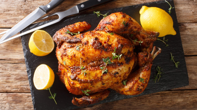 Frango assado simples (Imagem: AS Foodstudio | Shutterstock)