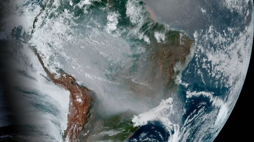 Imagens do satélite mostram nuvem de fumaça que vai desde a região amazônica até o Sul do Brasil