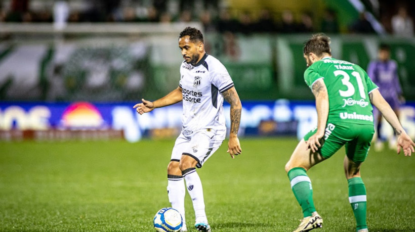 Lourenço em campo durante a partida contra a Chapecoense