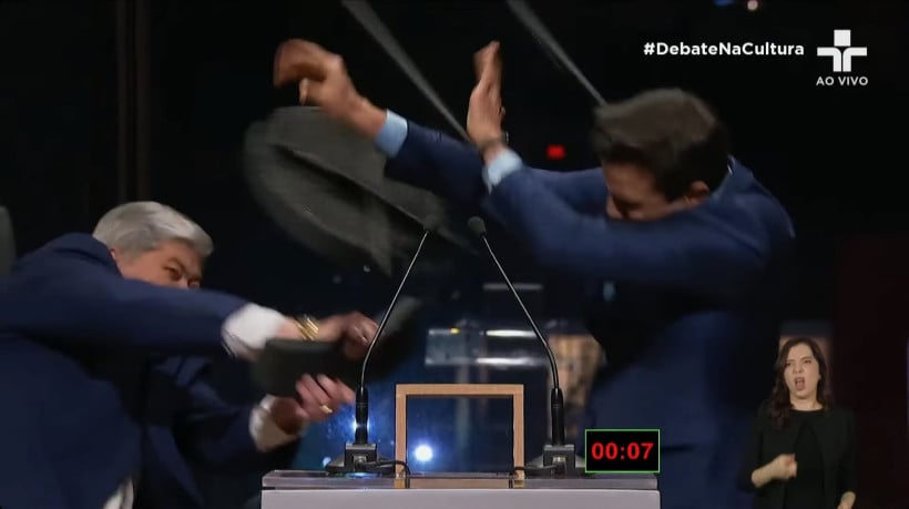 José Luiz Datena (PSDB) agrediu o adversário Pablo Marçal (PRTB) com uma cadeira, durante debate entre candidatos à Prefeitura de São Paulo (SP)