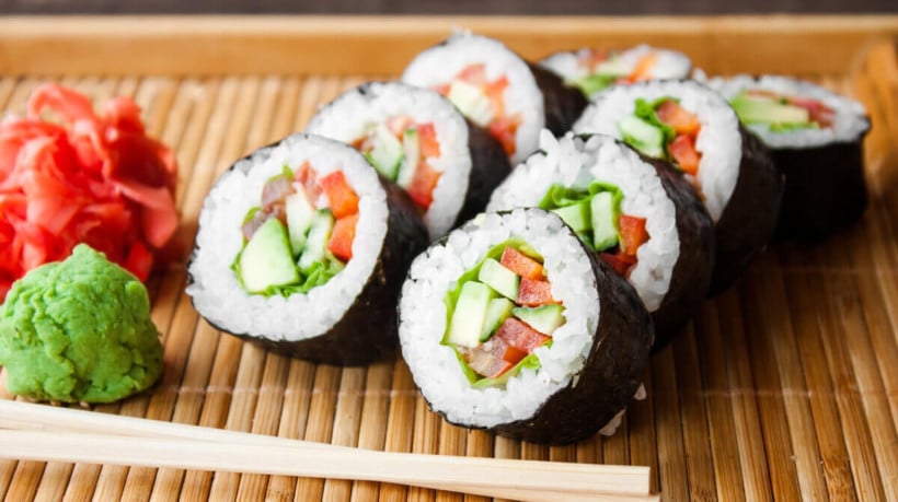 Sushi de pepino, tomate e alface (Imagem: Yuliia Holovchenko | Shutterstock)