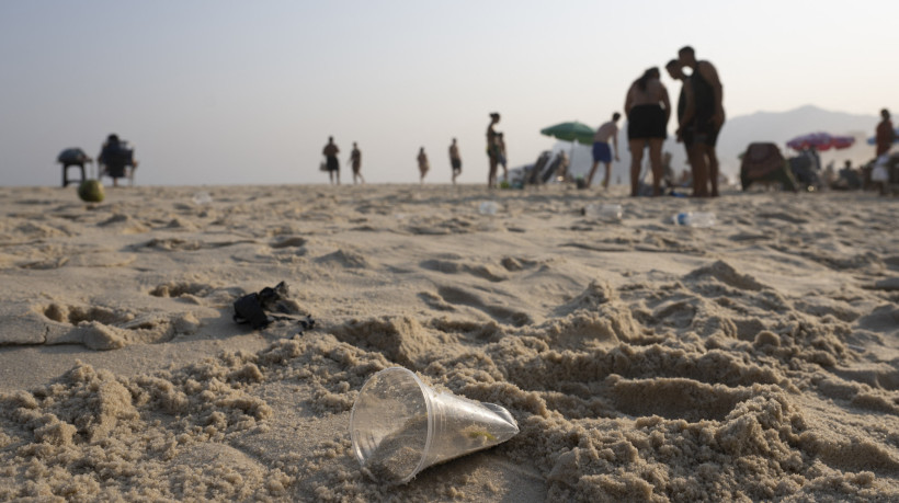 Lixeiras das praias do Rio recebem cerca de 130 toneladas de resíduos por dia, mas o plástico não é separado. 