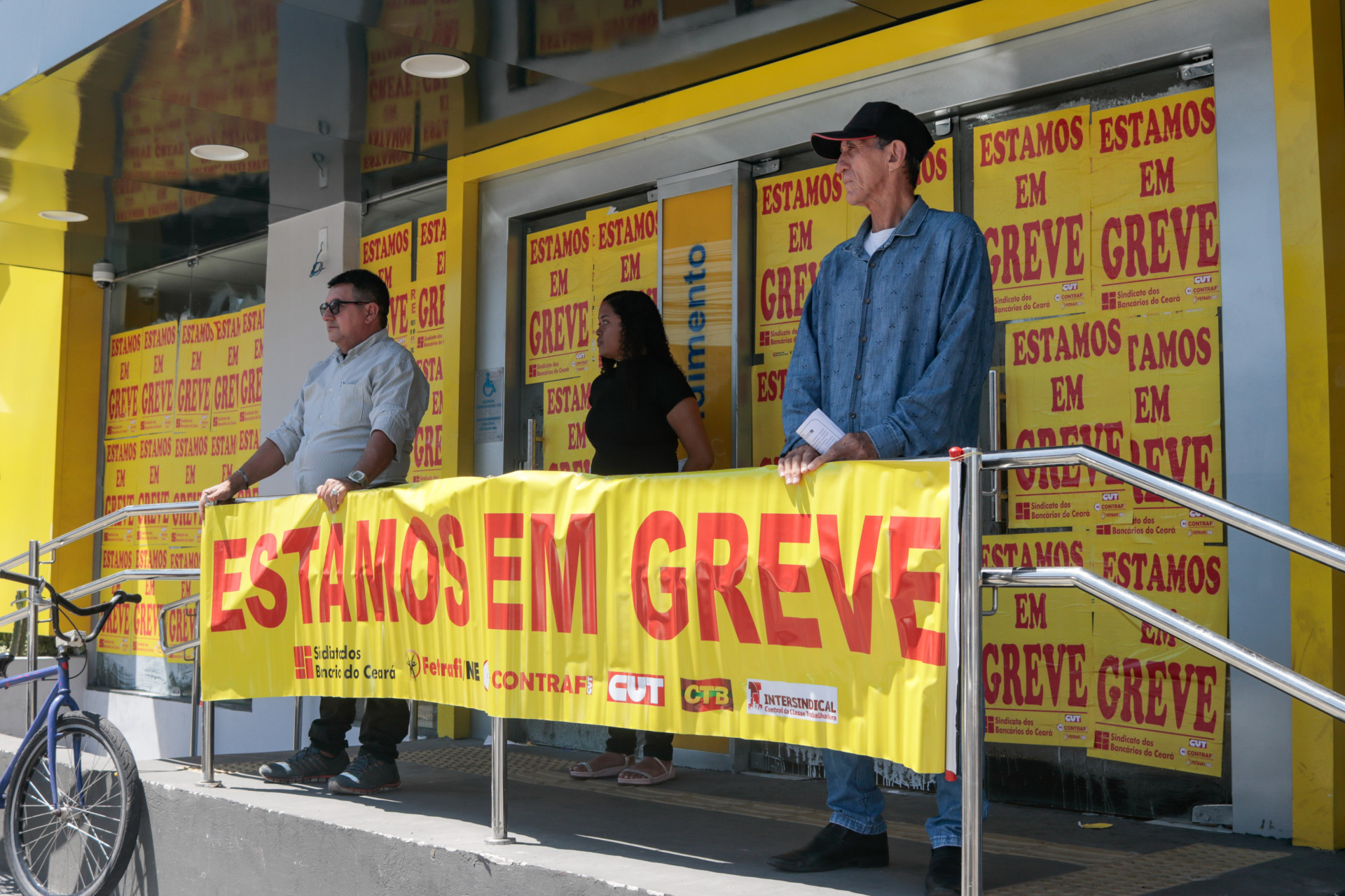 FORTALEZA, CEARÁ, BRASIL, 16-09-2024: Condições e movimentação de pessoas no primeiro dia da Greve dos bancários do Banco do Brasil na agência da Av Francisco Sá. (Foto: Samuel Setubal/ O Povo)(Foto: Samuel Setubal)