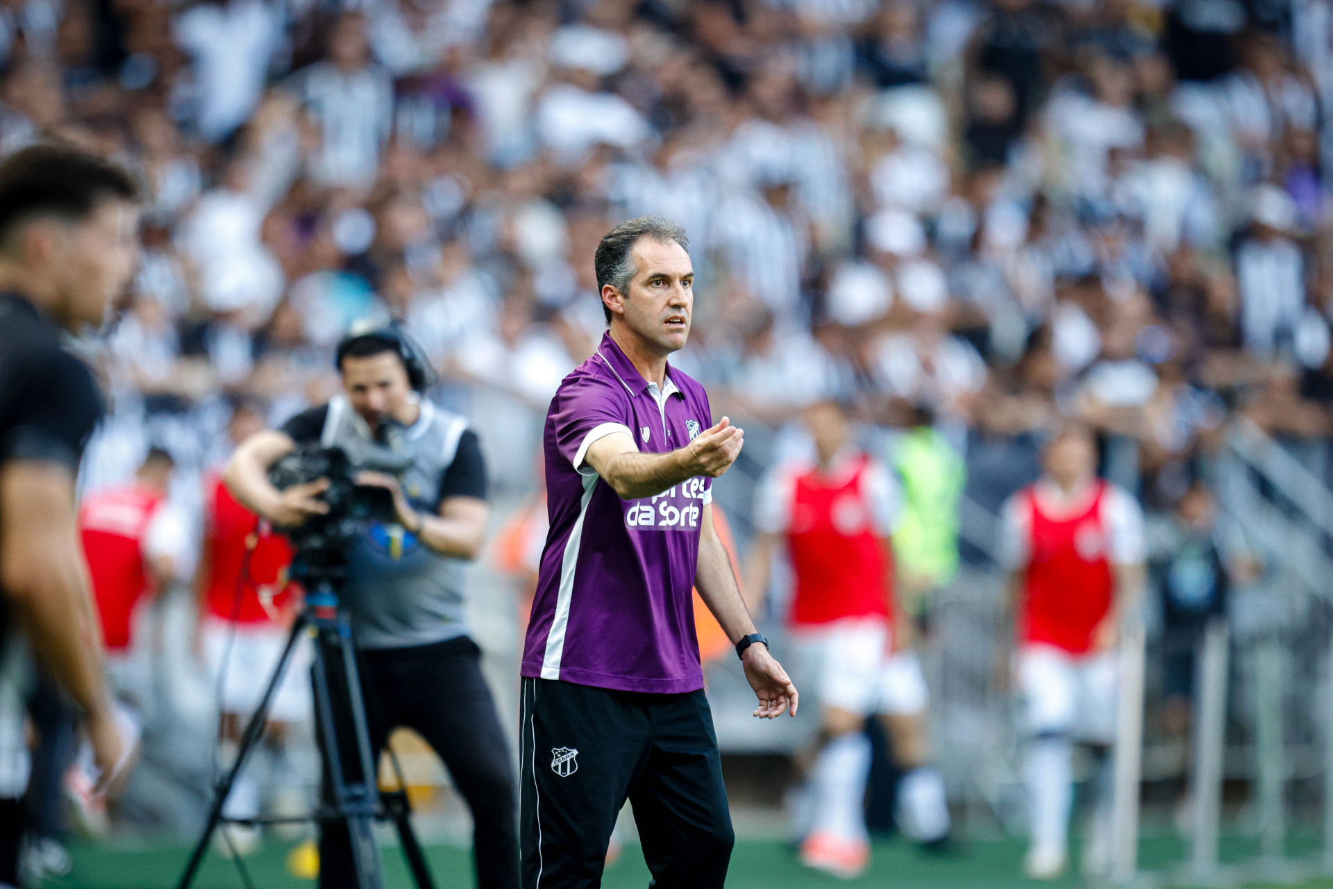 Léo Condé tem problemas para resolver na defesa do Ceará (Foto: AURÉLIO ALVES)