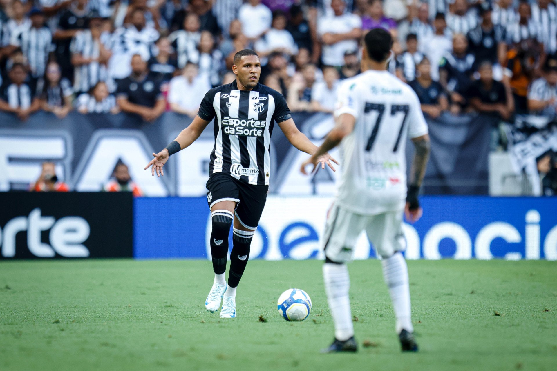 Matheus Felipe será titular na defesa alvinegra (Foto: AURÉLIO ALVES)