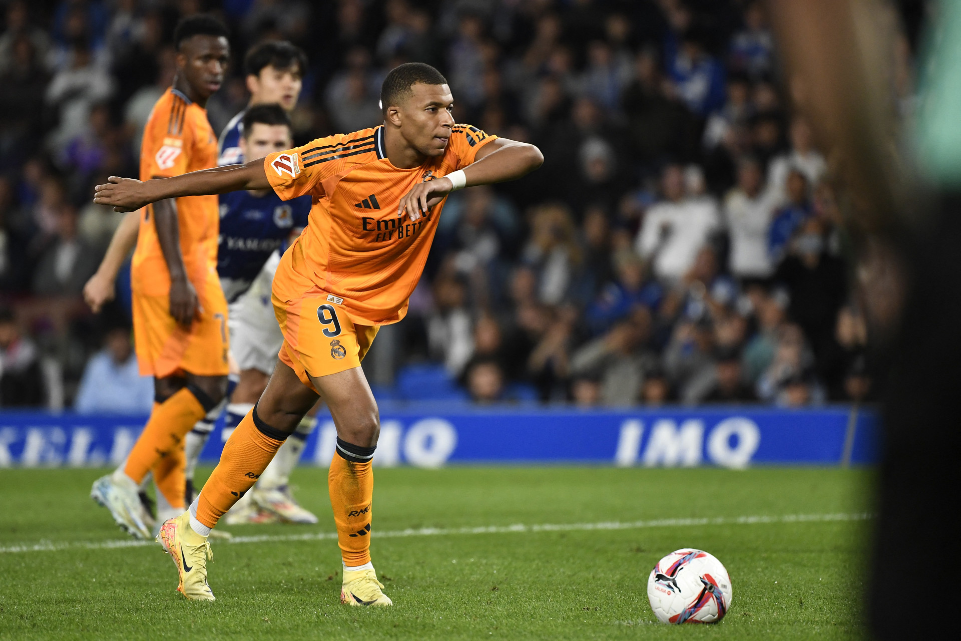 Atacante Mbappé no jogo Real Sociedad x Real Madrid pela LaLiga (Foto: ANDER GILLENEA / AFP)