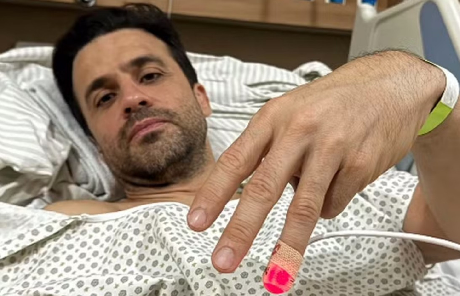 Pablo Marçal utilizando pulseira na cor verde em hospital na capital paulistana (Foto: Reprodução/Instagram)