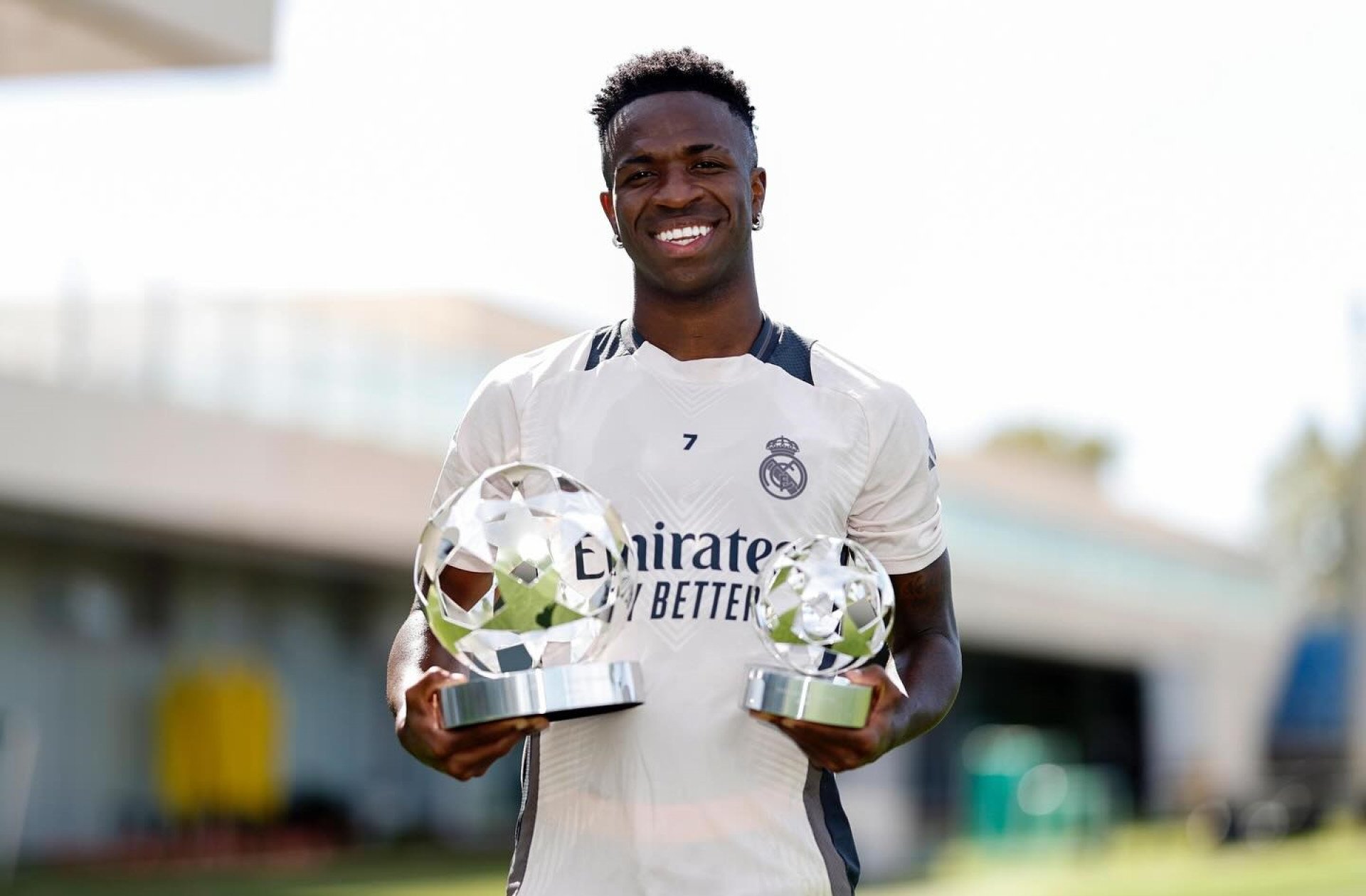 Vini Júnior recebe troféu de melhor jogador da Liga dos Campeões (Foto: Reprodução/instagram)