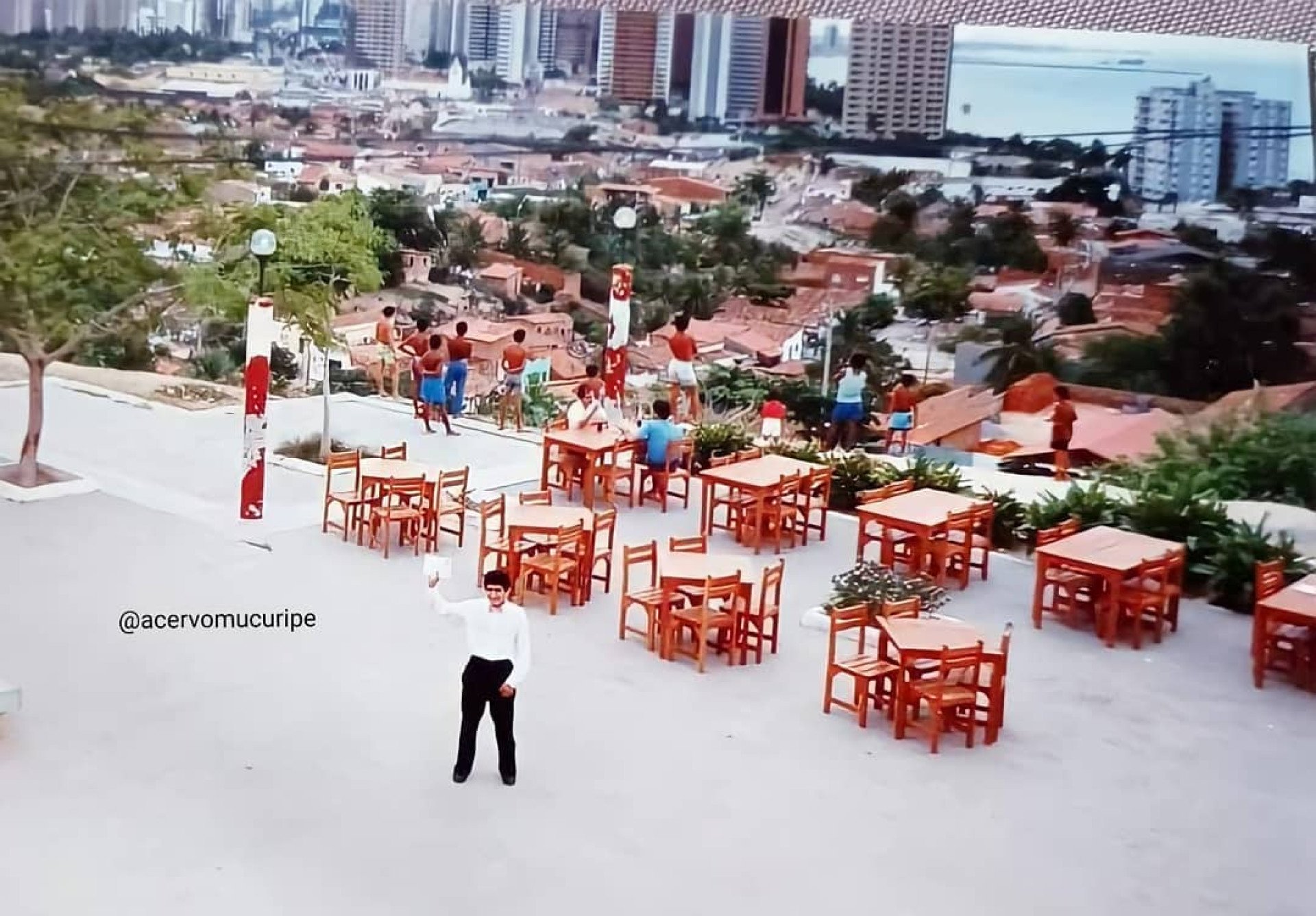 A região do Mucuripe era servida por duas rotas turísticas. Uma delas foi a Rota do Morro Santa Terezinha, que incluía os restaurantes com vista para o Mirante do Morro.(Foto: Reprodução/Facebook Acervo Mucuripe)