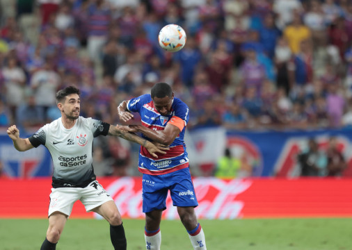 Igor Coronado e Tinga disputam lance no jogo Fortaleza x Corinthians, no Castelão, pela Sul-Americana 2024